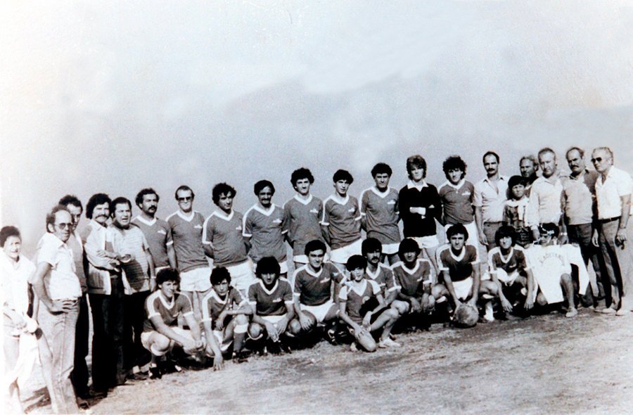 Αναμνηστική φωτογραφία στο γήπεδο Γεωργιτσίου μετά την ίδρυση της ΑΕΛ