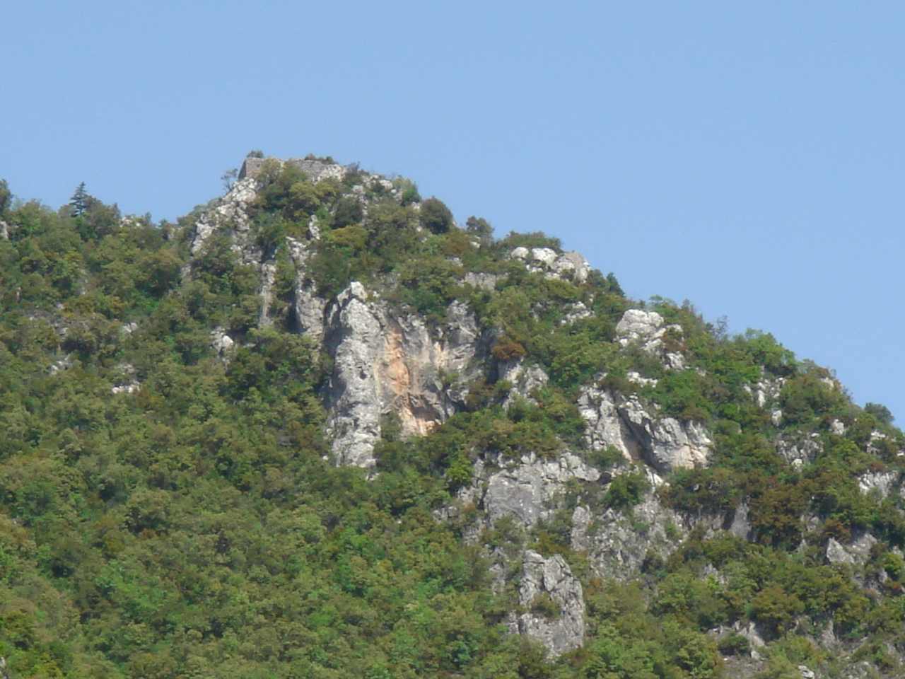 Η πλαγιά και στην κορυφή το κάστρο Η πλαγιά και στην κορυφή το κάστρο